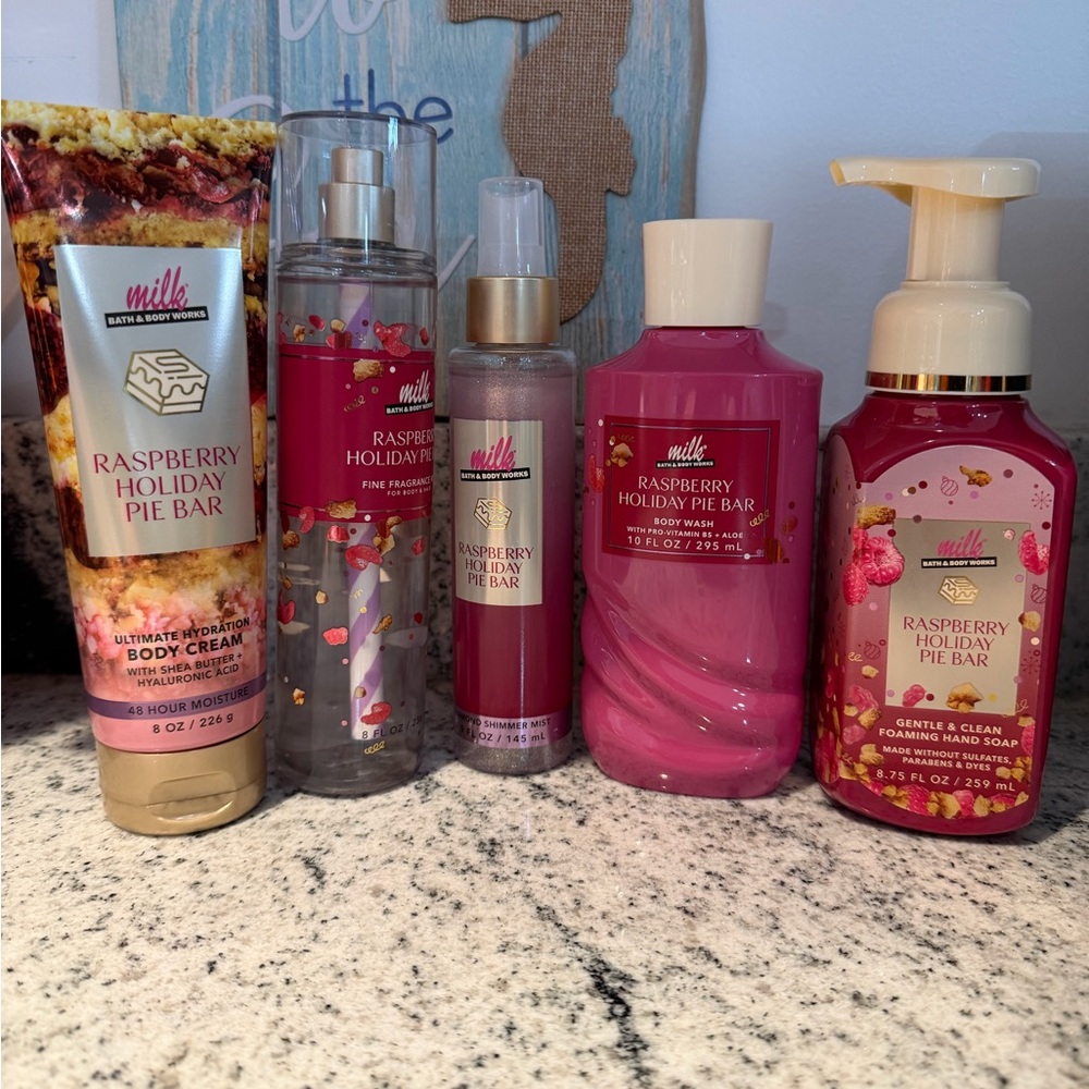 Bath & Body Works Raspberry Holiday Pie Bar Pink Bath & Body Set